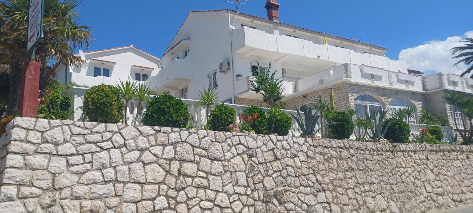 Apartments & Rooms Mila Banjol Екстериор снимка